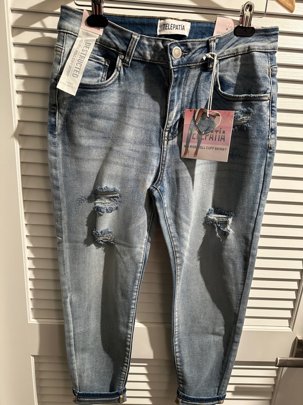 NWT Telepatia Mid Rise Roll Cuff Skinny Distressed Destructed Jeans. Size 15/32